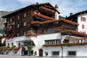 a building with flowers on the side of it at Hotel Chesa Grischuna in Klosters