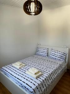 1 dormitorio con 1 cama con 2 toallas en Spitaki en Polis Chrysochous