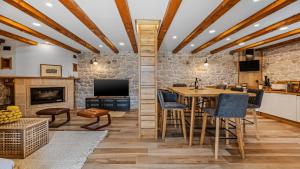 TV a/nebo společenská místnost v ubytování Luxurious retreat in Jesenice