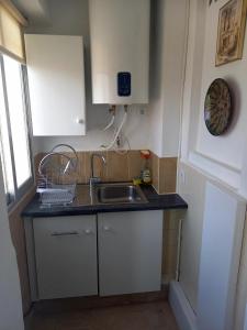 una pequeña cocina con fregadero y encimera en Apartamento Beata 4 PAX, en Calpe