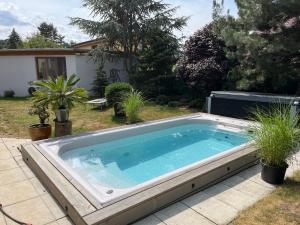 Bazén v ubytování Apartmán s wellness službami nebo v jeho okolí