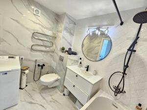 Et badeværelse på Ventspils Luxury Sunset View Apartments + 12 billeder