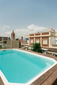 ein großer Pool auf dem Dach eines Gebäudes in der Unterkunft Blanq Carmen Hotel in Valencia