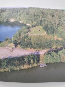 una vista aérea de una isla en el agua en In Het Spoor Van De Vos en Zutendaal