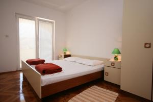 Postel nebo postele na pokoji v ubytování Apartments and rooms by the sea Pag - 6311