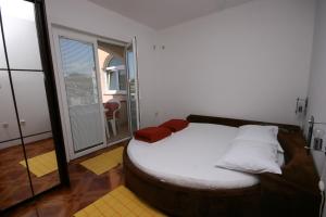 Postel nebo postele na pokoji v ubytování Apartments and rooms by the sea Pag - 6311