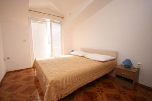 Postel nebo postele na pokoji v ubytování Apartments and rooms by the sea Pag - 6311