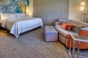 Postel nebo postele na pokoji v ubytování Courtyard by Marriott Westbury Long Island