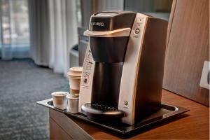 Příslušenství pro přípravu čaje a kávy v ubytování Courtyard by Marriott Westbury Long Island