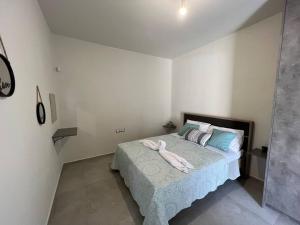 1 dormitorio con 1 cama con toallas en Modern Stylist House for Friends en Heraclión