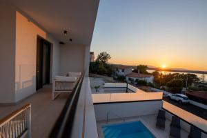vistas a la puesta de sol desde el balcón de una casa en Villa Terra Bianca, en Klimno