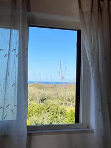 een raam in een kamer met uitzicht op een veld bij Villa Garibaldina in Treglio