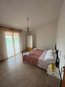 een slaapkamer met een bed en een tafel in een kamer bij Villa Garibaldina in Treglio