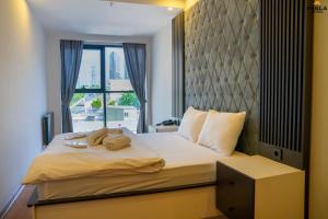 A bed or beds in a room at Parla Suite Hotel