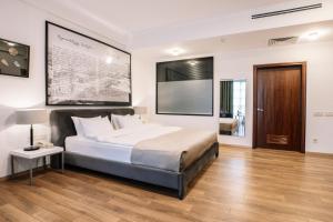 1 dormitorio con 1 cama grande y 1 mesa en Citadel Narikala Hotel en Tiflis