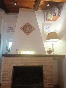 - un salon avec une cheminée et une lampe dans l'établissement Le Casette Nel Borgo, à Nepi