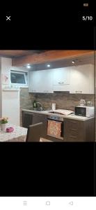une cuisine avec des placards blancs et un comptoir dans l'établissement Le Casette Nel Borgo, à Nepi
