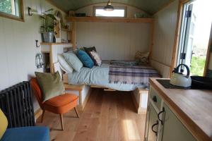 Williton的住宿－Steam and Stars Luxury Glamping，一个小房间,在一个小房子里,有床