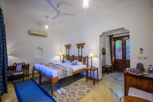 Postel nebo postele na pokoji v ubytování Neemrana's - Deo Bagh