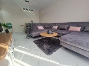 un soggiorno con divano e tavolo di Mias luxury spa apartment a Fiume (Rijeka)