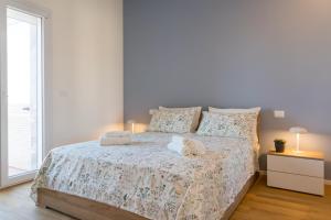 una camera da letto con un letto con due peluche sopra di Siracusa Bright Apartment x4 with Balcony a Siracusa