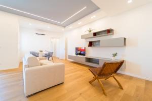 un soggiorno con divano bianco e tavolo di Siracusa Bright Apartment x4 with Balcony a Siracusa