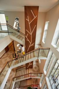 尤爾馬拉的住宿－STORIES Design ApartHotel，房屋内带玻璃栏杆的螺旋楼梯