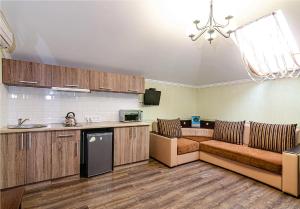 ein Wohnzimmer mit einem Sofa und einer Küche in der Unterkunft Agata sunrise apartment in Megali Ammos
