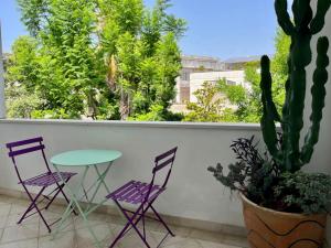 2 Stühle und ein Tisch auf einem Balkon mit einem Kaktus in der Unterkunft La Dimora dei Pumi Verdi in Manduria