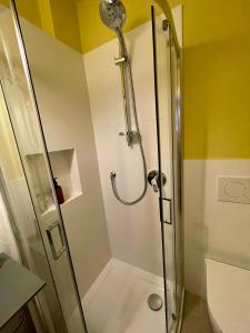 um chuveiro com uma porta de vidro na casa de banho em Brunico 20 em Brunico