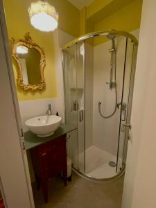 uma casa de banho com um chuveiro e um lavatório. em Brunico 20 em Brunico