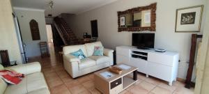 TV a/nebo společenská místnost v ubytování Villa Paraiso, El Sultán, Corralejo, Fuerteventura + 34 fotografií