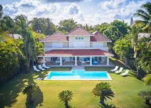Elegant 4-Bedroom Villa in Exclusive Puntacana Resort & Club with Golf Course Views veya yakınında bir havuz manzarası
