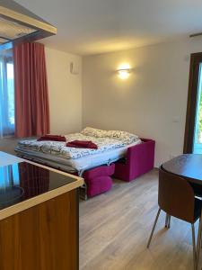 San Marzano OlivetoにあるVilla Vignetoのベッドとテーブルのある小さな部屋 +57枚の写真