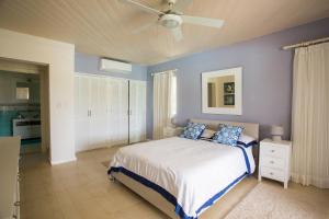 Elegant 4-Bedroom Villa in Exclusive Puntacana Resort & Club with Golf Course Views tesisinde bir odada yatak veya yataklar