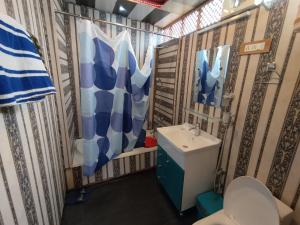 La salle de bains est pourvue de toilettes et d'un lavabo. dans l'établissement THE Bombay Heritage Group of House boat, à Srinagar