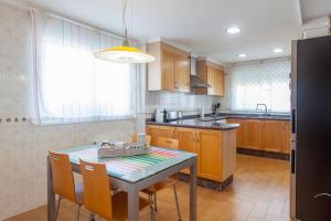 a kitchen with a table and chairs and a sink at Casa en Valencia, cerca de golf, playas, moto Gp in Valencia