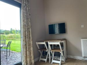 TV a/nebo společenská místnost v ubytování Beautiful self-catering cottages, Ribble Valley