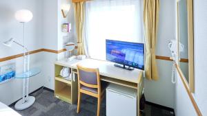 a room with a desk with a computer on it at Toyoko Inn Shonan Hiratsuka eki Kita guchi No 2 in Hiratsuka