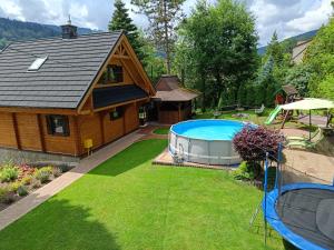an overhead view of a backyard with a pool and a house at Domek Góralska Nuta in Szczyrk