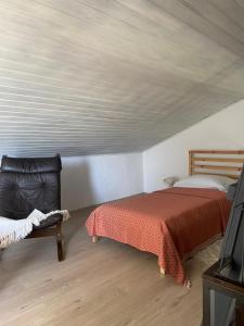 um quarto com uma cama e uma televisão num quarto em Family House Ljubica em Trogir