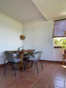 ein Esszimmer mit einem Tisch, Stühlen und einem Fenster in der Unterkunft Family House Ljubica in Trogir