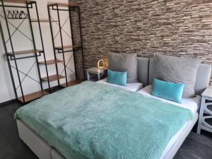 1 dormitorio con 1 cama grande con almohadas azules en Theox No 10 für 6 Personen, en Duisburg