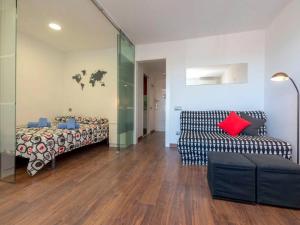 una camera con un letto e un divano di Stay Barcelona - Castelldefels a Castelldefels