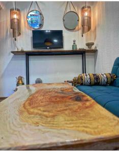 1 dormitorio con cama grande de madera y sofá azul en Зелёный двор, en Kobuleti