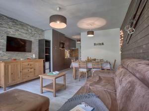 uma sala de estar com um sofá e uma sala de jantar em Appartement Gourette, 2 pièces, 6 personnes - FR-1-400-51 em Gourette