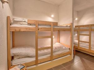 グレットにあるStudio Gourette, 1 pièce, 4 personnes - FR-1-400-62の二段ベッド2組が備わる二段ベッド付きの客室です。