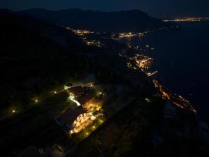 una vista aerea di una città di notte di Agriturismo Punta San Lazzaro ad Agerola