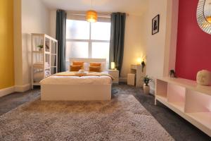 a bedroom with a bed and a window at Stunning Central City Apartment in Nottingham