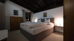 um quarto com uma cama grande num quarto em Haus Pöll em Prama